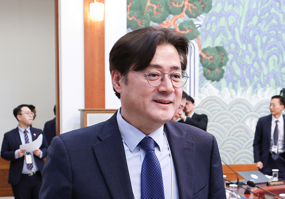 첫 국무회의 참석한 홍익표 정무수석