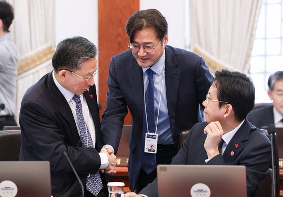 정성호 법무부 장관과 인사하는 홍익표 정무수석