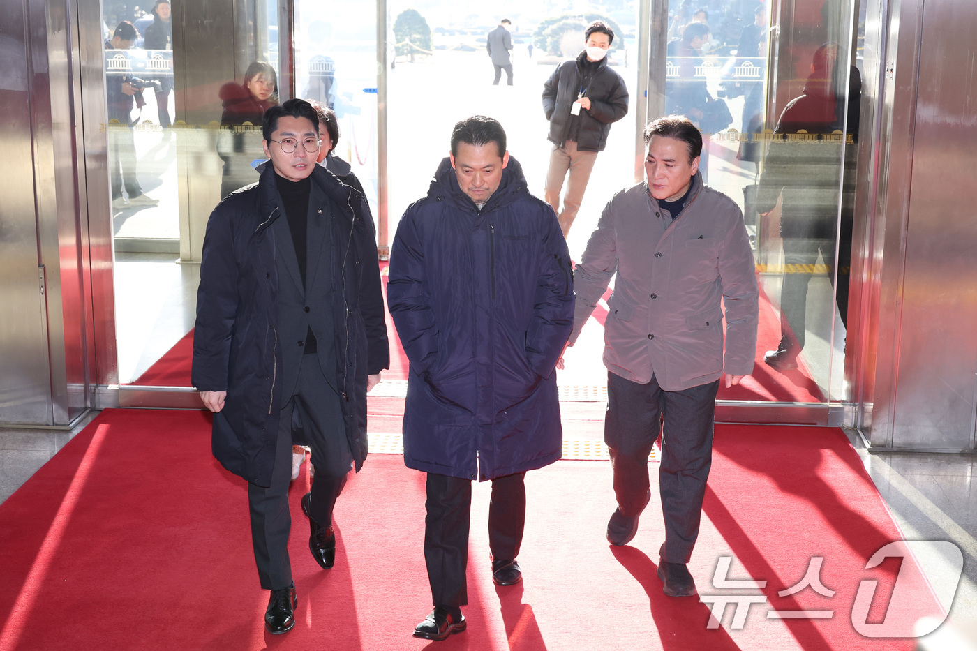 (서울=뉴스1) 신웅수 기자 = 단식 농성 중인 장동혁 국민의힘 대표가 20일 서울 여의도 국회에서 산책을 마치고 로텐더홀로 들어서고 있다. 2026.1.20/뉴스1