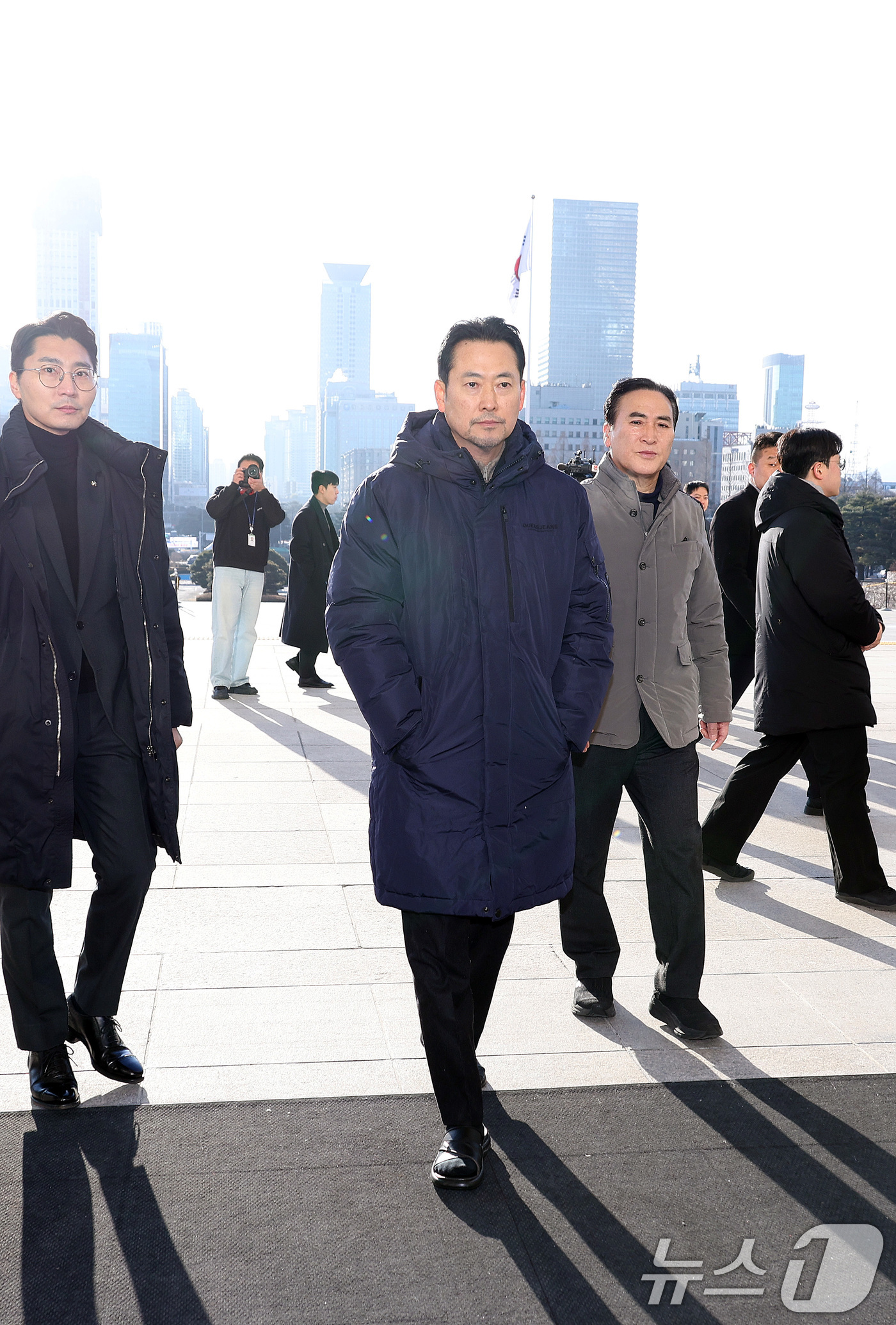 (서울=뉴스1) 신웅수 기자 = 단식 농성 중인 장동혁 국민의힘 대표가 20일 서울 여의도 국회에서 산책을 하고 있다. 2026.1.20/뉴스1