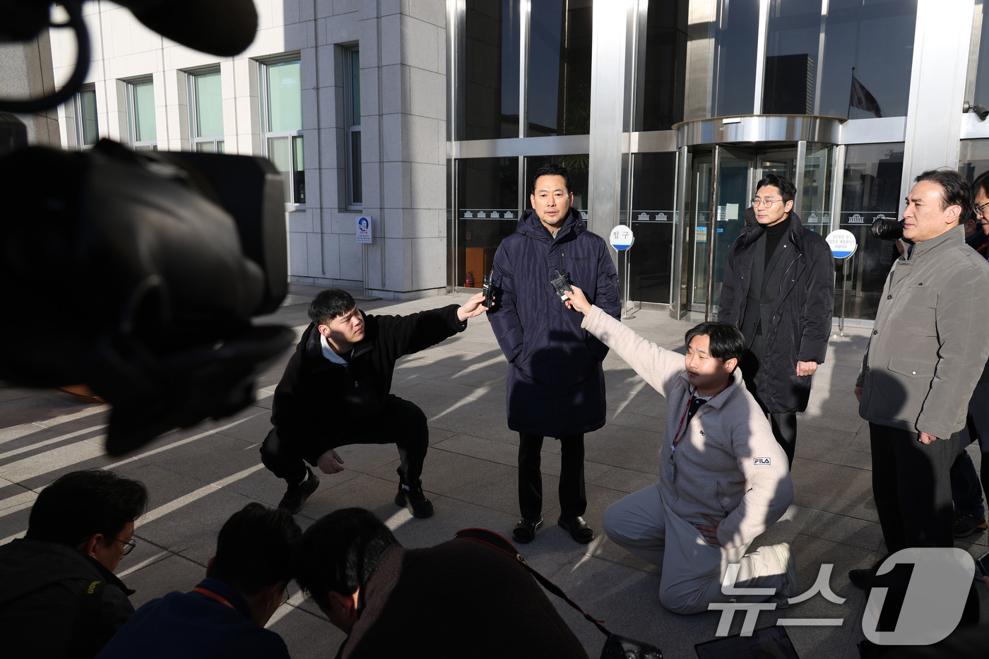 (서울=뉴스1) 신웅수 기자 = 단식 농성 중인 장동혁 국민의힘 대표가 20일 서울 여의도 국회에서 산책을 하며 취재진의 질의에 답변하고 있다. 2026.1.20/뉴스1