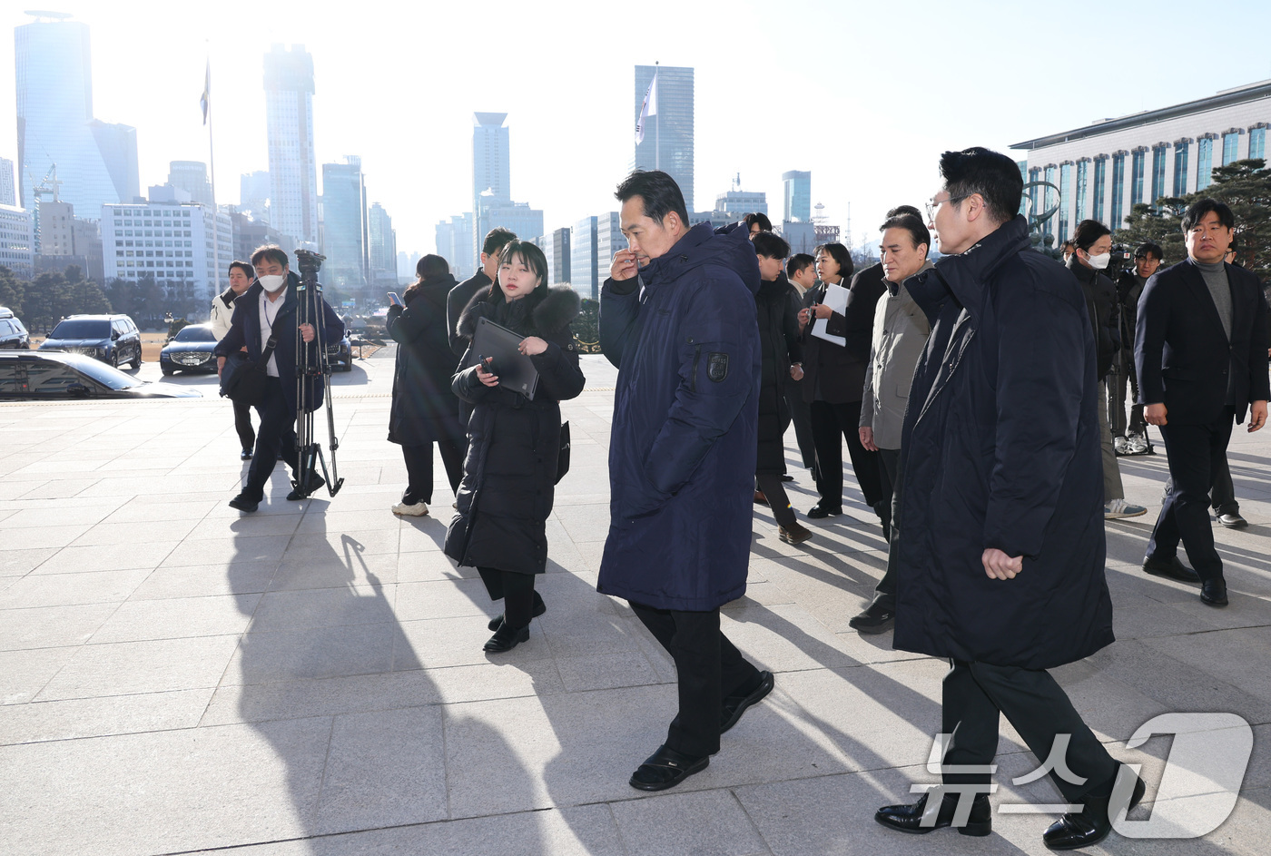 (서울=뉴스1) 신웅수 기자 = 단식 농성 중인 장동혁 국민의힘 대표가 20일 서울 여의도 국회에서 산책을 하고 있다. 2026.1.20/뉴스1