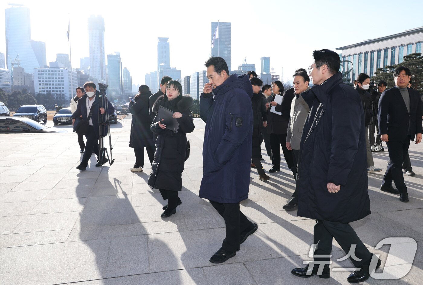 본문 이미지 - 단식 농성 중인 장동혁 국민의힘 대표가 20일 서울 여의도 국회에서 산책을 하고 있다. 2026.1.20/뉴스1 ⓒ News1 신웅수 기자