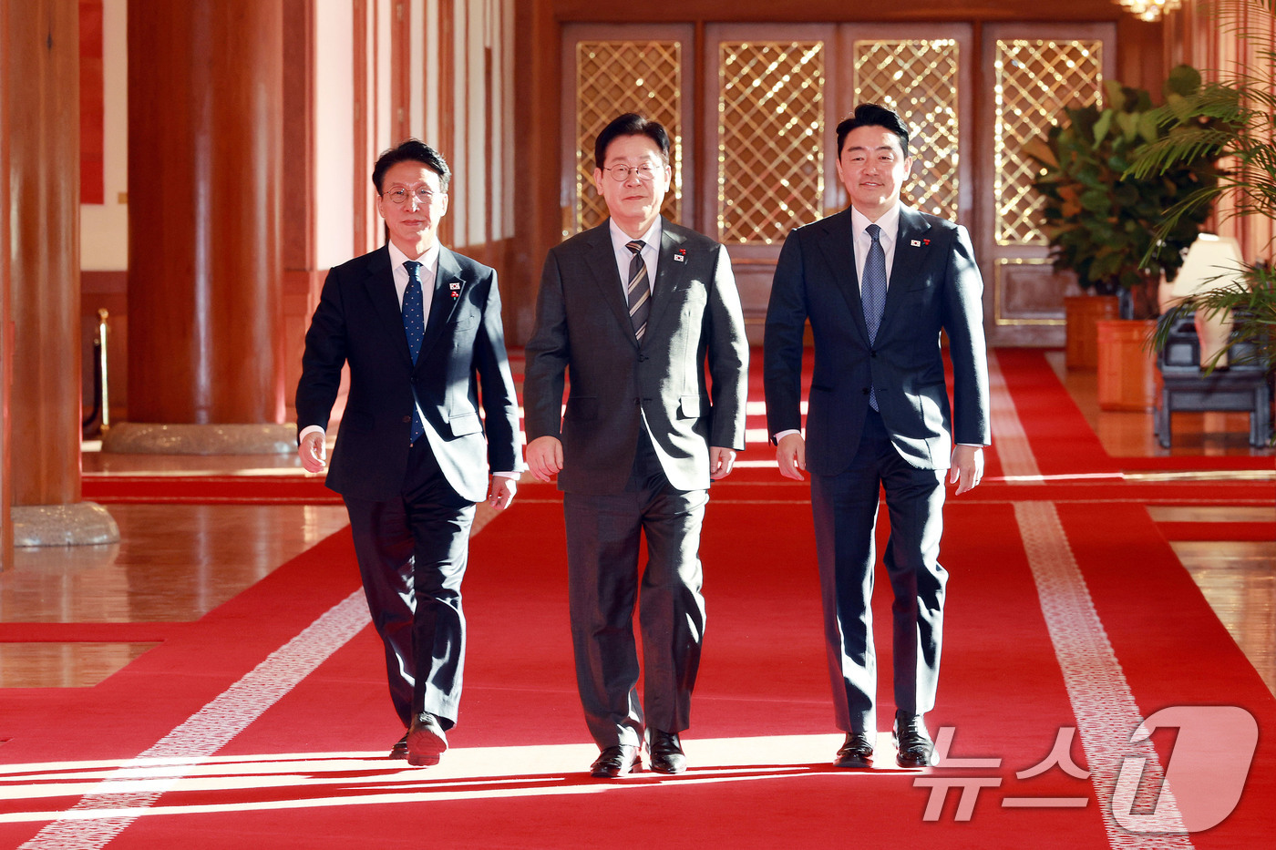 (서울=뉴스1) 허경 기자 = 이재명 대통령이 20일 청와대에서 열린 국무회의에 입장하고 있다.왼쪽부터 김민석 국무총리, 이 대통령, 강훈식 비서실장. 2026.1.20/뉴스1