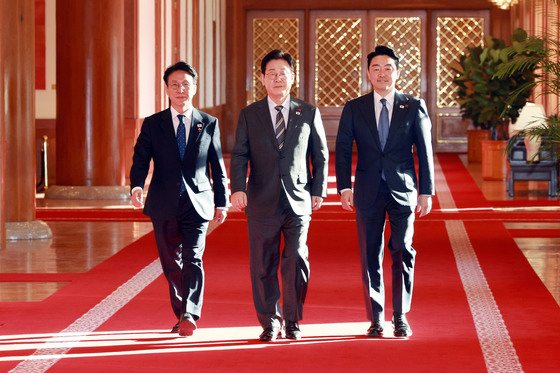 국무회의 참석하는 이재명 대통령