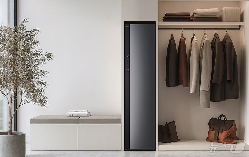 (서울=뉴스1) = LG전자가 ‘2026 NEW LG 스타일러 오브제컬렉션’ 5벌식과 3벌식 신제품을 선보였다고 20일 밝혔다. 사진은  ‘2026 NEW LG 스타일러 오브제컬렉 …