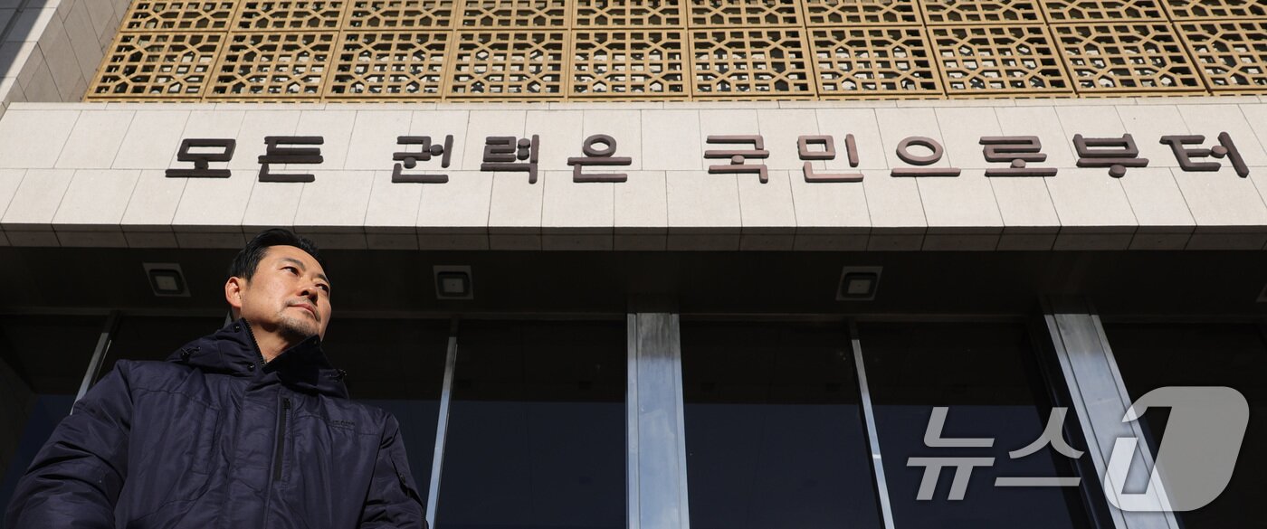 본문 이미지 - 단식 농성 중인 장동혁 국민의힘 대표가 20일 서울 여의도 국회에서 산책을 하고 있다. 2026.1.20/뉴스1 ⓒ News1 신웅수 기자