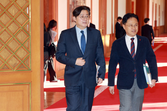 국무회의장 들어서는 홍익표 정무수석