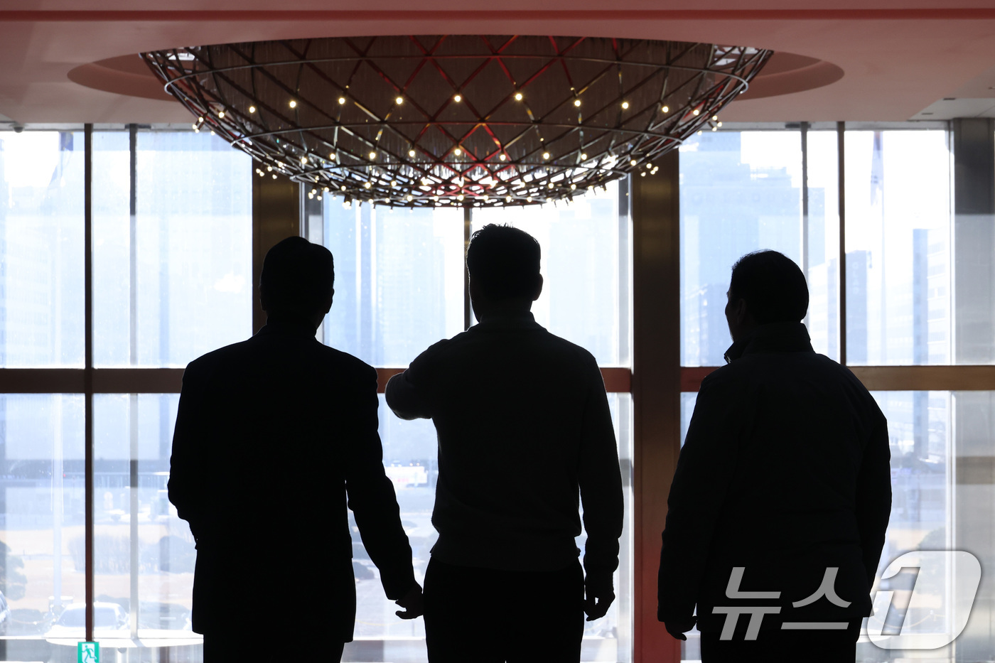 (서울=뉴스1) 신웅수 기자 = 단식 농성 중인 장동혁 국민의힘 대표가 20일 서울 여의도 국회 로텐더홀에서 외부 풍경을 바라보고 있다. 2026.1.20/뉴스1