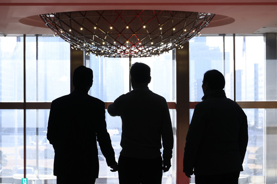 풍경 바라보는 장동혁 대표