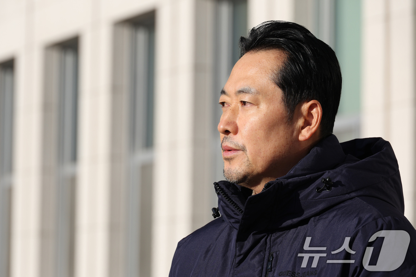 (서울=뉴스1) 신웅수 기자 = 단식 농성 중인 장동혁 국민의힘 대표가 20일 서울 여의도 국회에서 산책을 하고 있다. 2026.1.20/뉴스1