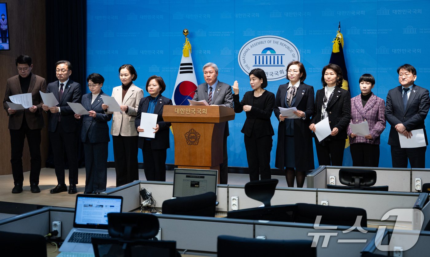 (서울=뉴스1) 유승관 기자 = 서왕진 조국혁신당 원내대표를 비롯한 의원단이 20일 서울 여의도 국회 소통관에서 '중수청·공소청법 민주당에게 묻는다' 긴급 기자회견을 하고 있다. …