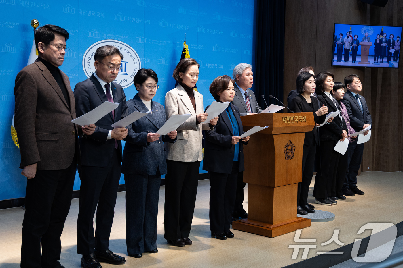 (서울=뉴스1) 유승관 기자 = 서왕진 조국혁신당 원내대표를 비롯한 의원단이 20일 서울 여의도 국회 소통관에서 '중수청·공소청법 민주당에게 묻는다' 긴급 기자회견을 하고 있다. …