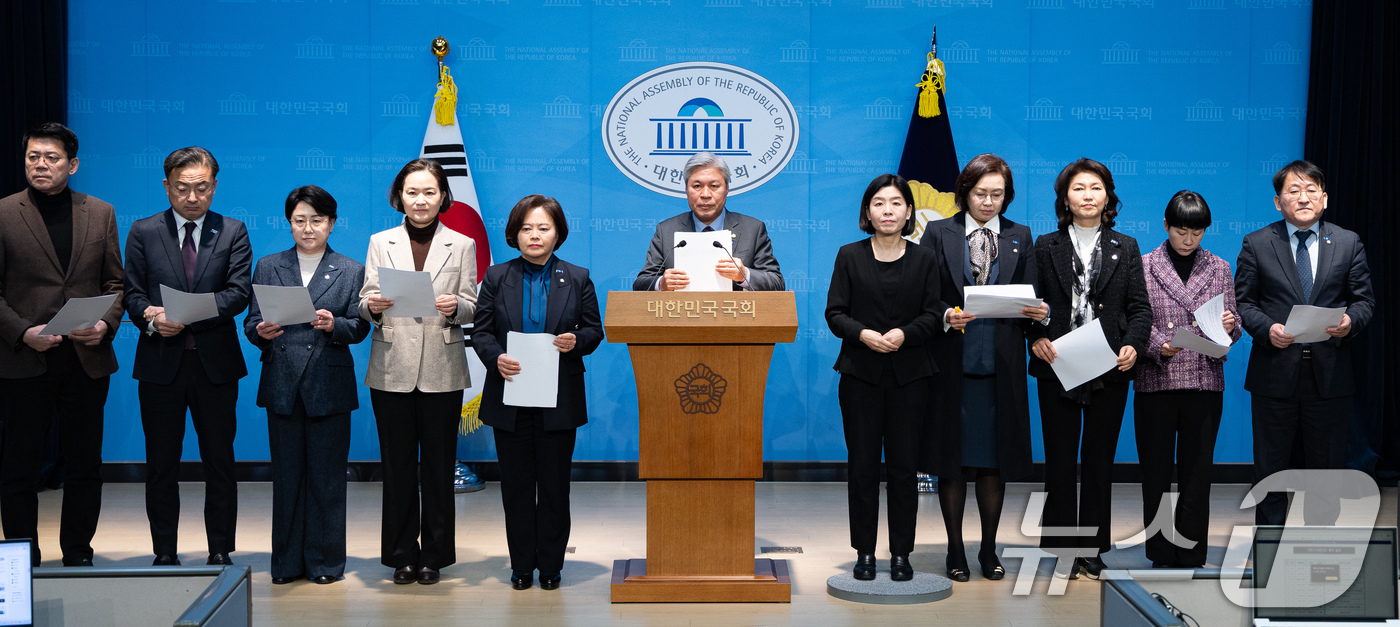 (서울=뉴스1) 유승관 기자 = 서왕진 조국혁신당 원내대표를 비롯한 의원단이 20일 서울 여의도 국회 소통관에서 '중수청·공소청법 민주당에게 묻는다' 긴급 기자회견을 하고 있다. …