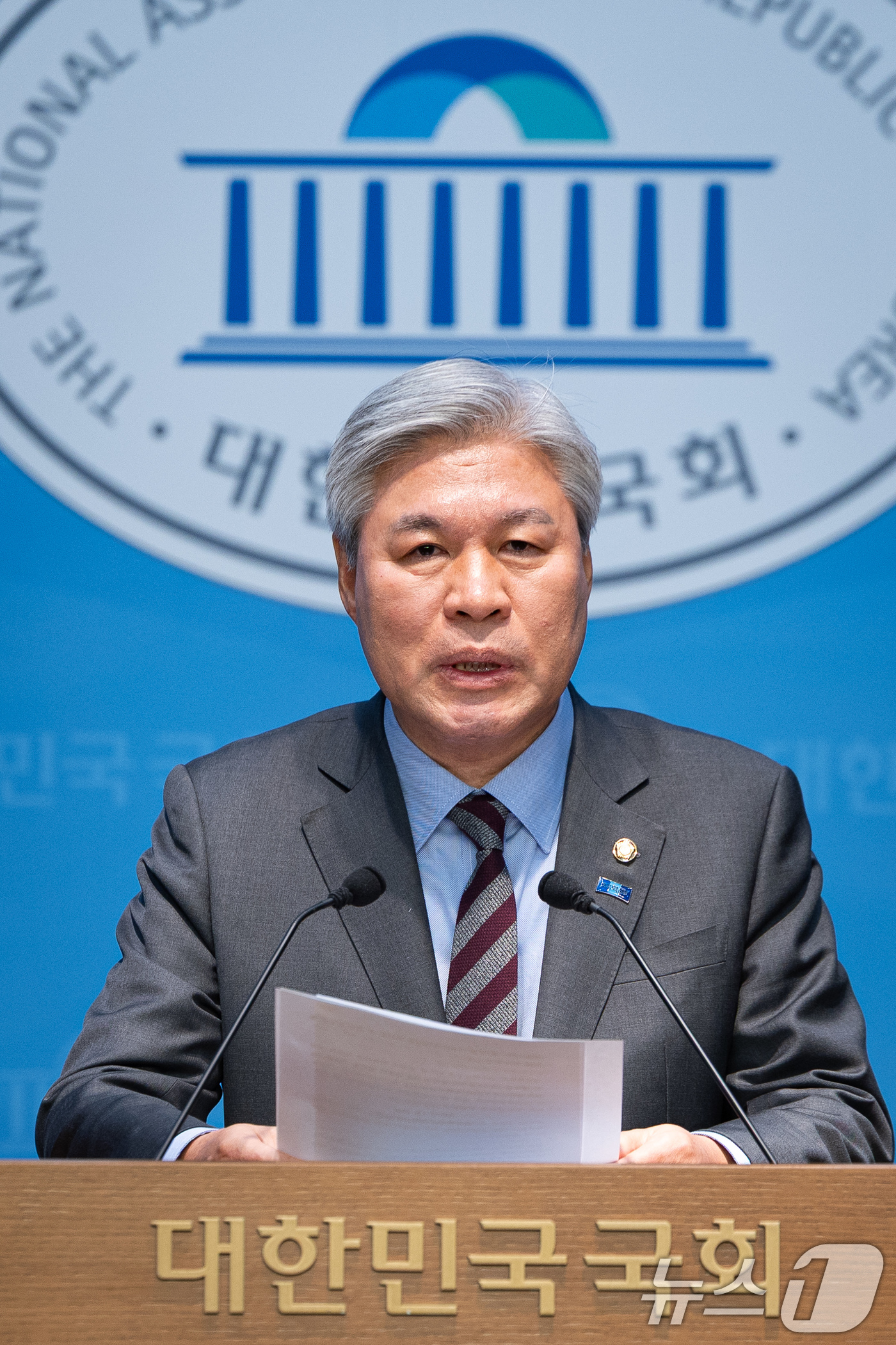 (서울=뉴스1) 유승관 기자 = 서왕진 조국혁신당 원내대표를 비롯한 의원단이 20일 서울 여의도 국회 소통관에서 '중수청·공소청법 민주당에게 묻는다' 긴급 기자회견을 하고 있다. …