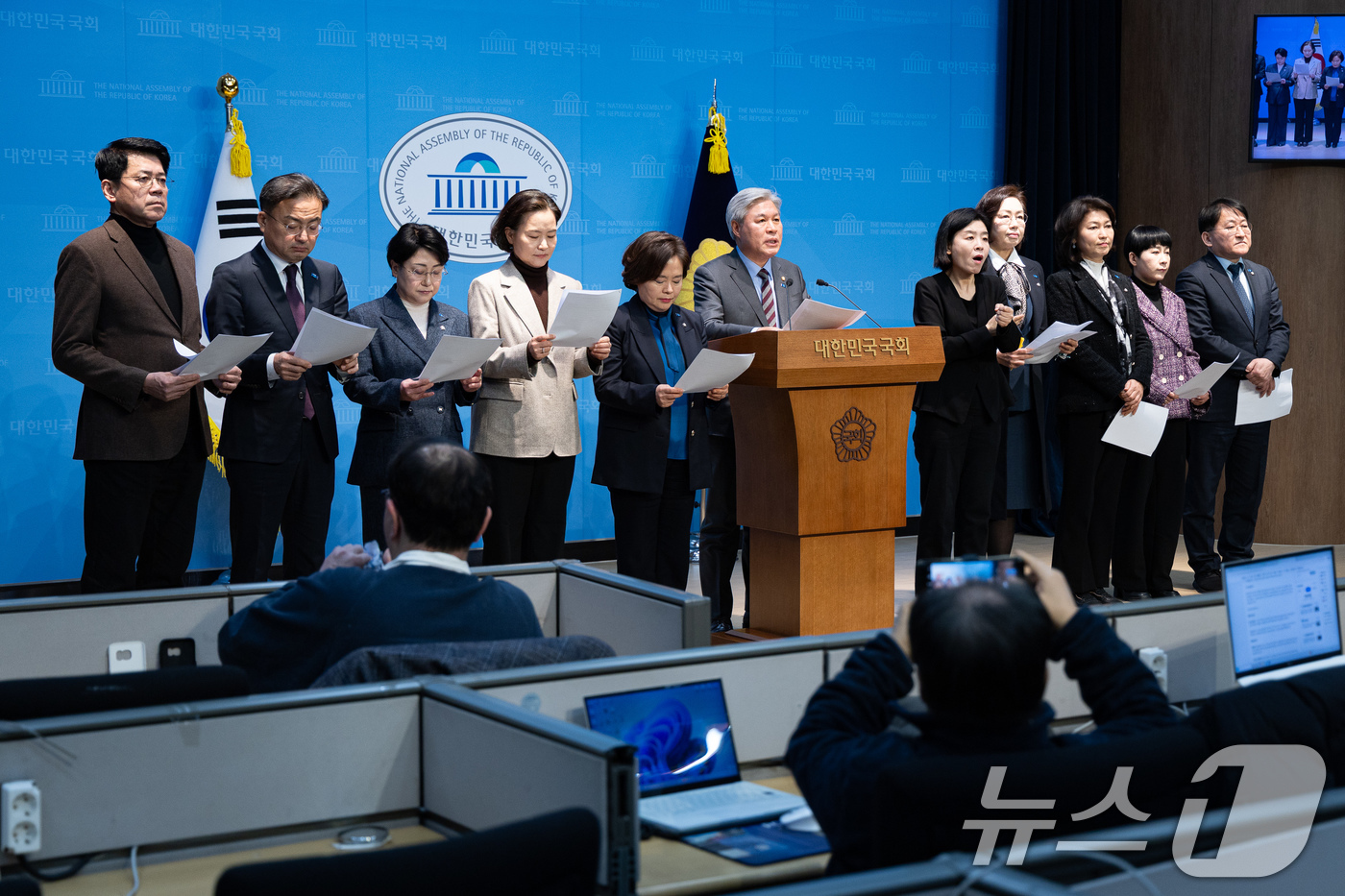 (서울=뉴스1) 유승관 기자 = 서왕진 조국혁신당 원내대표를 비롯한 의원단이 20일 서울 여의도 국회 소통관에서 '중수청·공소청법 민주당에게 묻는다' 긴급 기자회견을 하고 있다. …