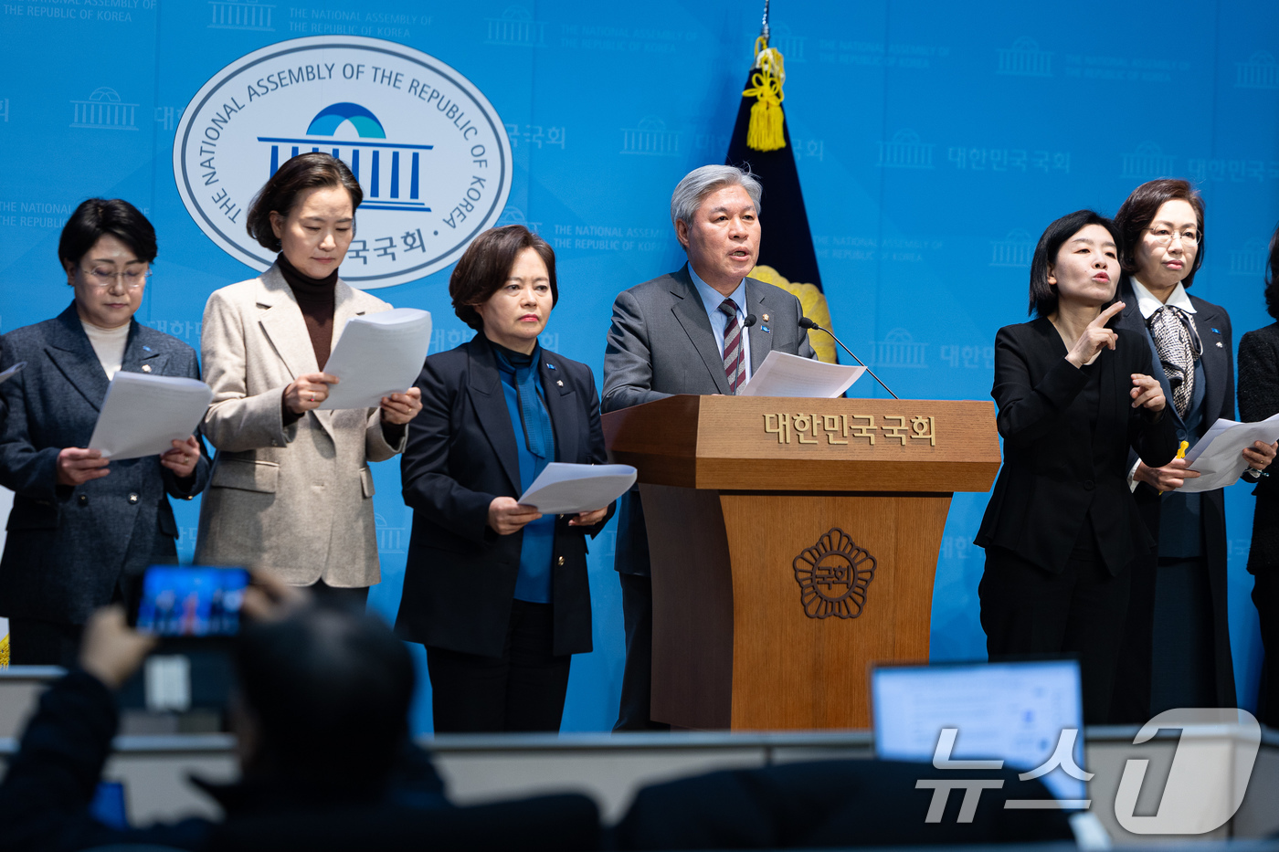 (서울=뉴스1) 유승관 기자 = 서왕진 조국혁신당 원내대표를 비롯한 의원단이 20일 서울 여의도 국회 소통관에서 '중수청·공소청법 민주당에게 묻는다' 긴급 기자회견을 하고 있다. …