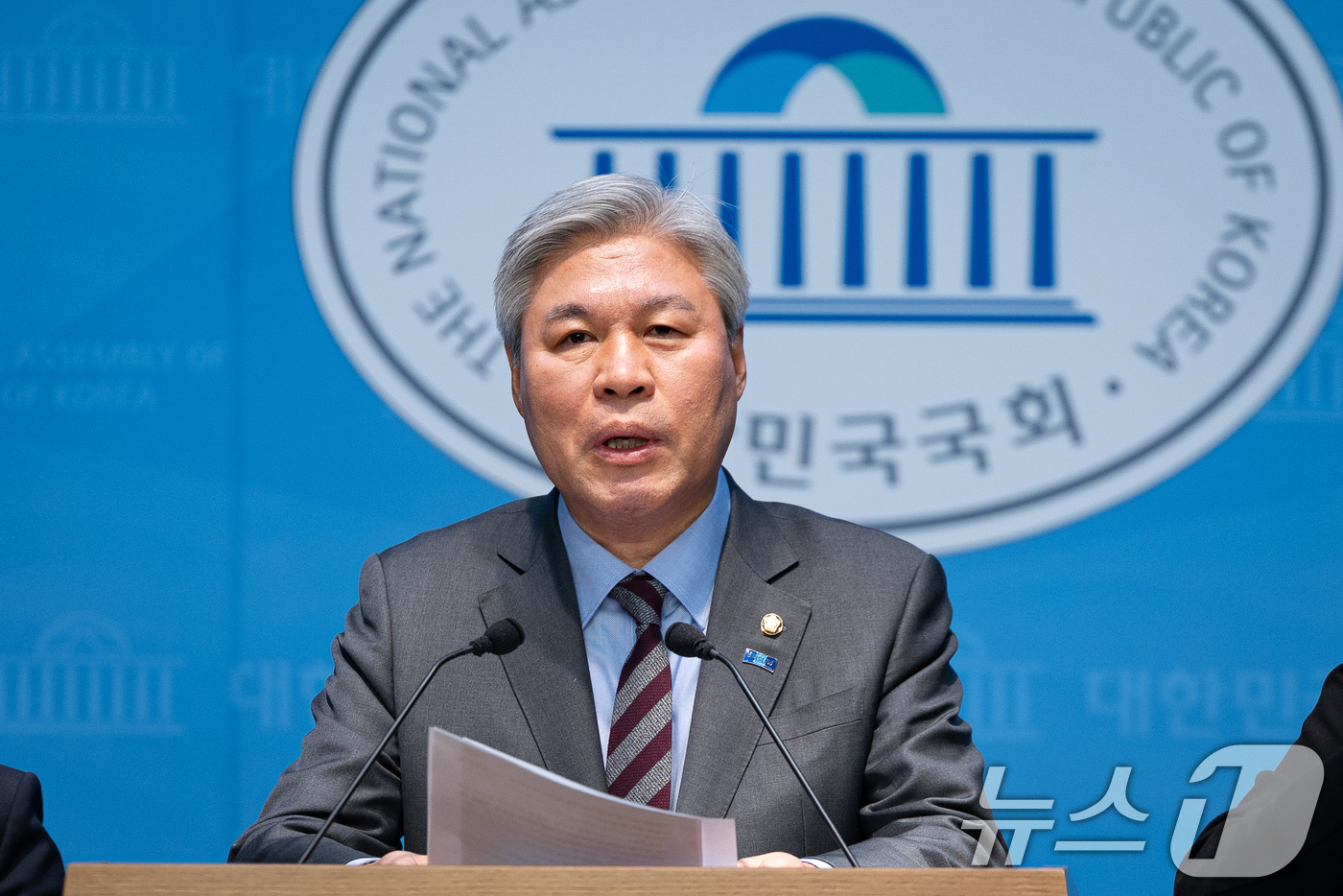 (서울=뉴스1) 유승관 기자 = 서왕진 조국혁신당 원내대표를 비롯한 의원단이 20일 서울 여의도 국회 소통관에서 '중수청, 공소청법 민주당에게 묻는다' 긴급 기자회견을 하고 있다. …