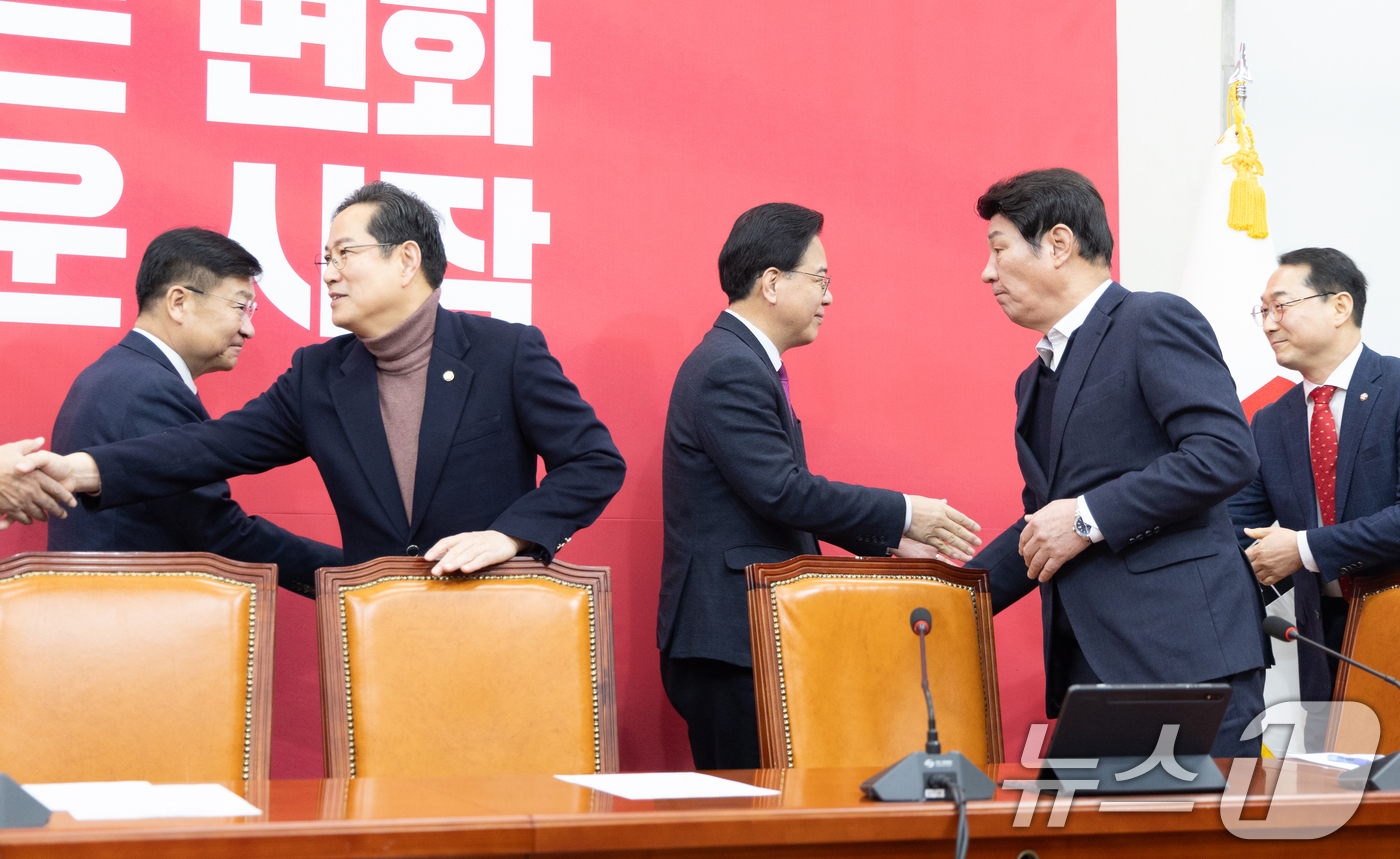 (서울=뉴스1) 이승배 기자 = 송언석 국민의힘 원내대표가 20일 서울 여의도 국회에서 열린 원내대책회의에서 의원들과 인사하고 있다. 2026.1.20/뉴스1