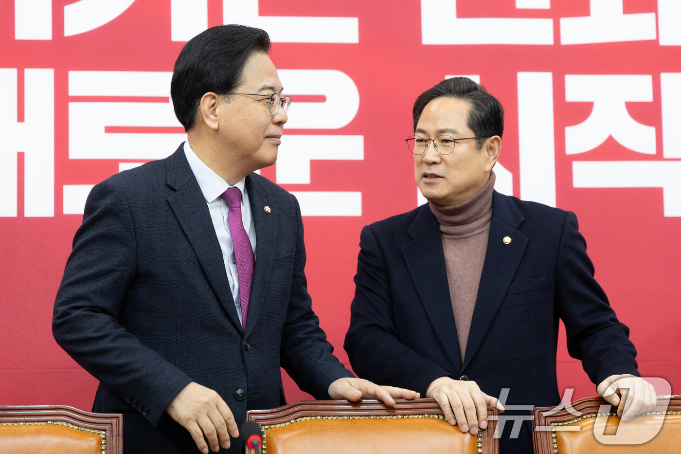 (서울=뉴스1) 이승배 기자 = 송언석 국민의힘 원내대표가 20일 서울 여의도 국회에서 열린 원내대책회의에서 박수영 의원과 대화하고 있다. 2026.1.20/뉴스1