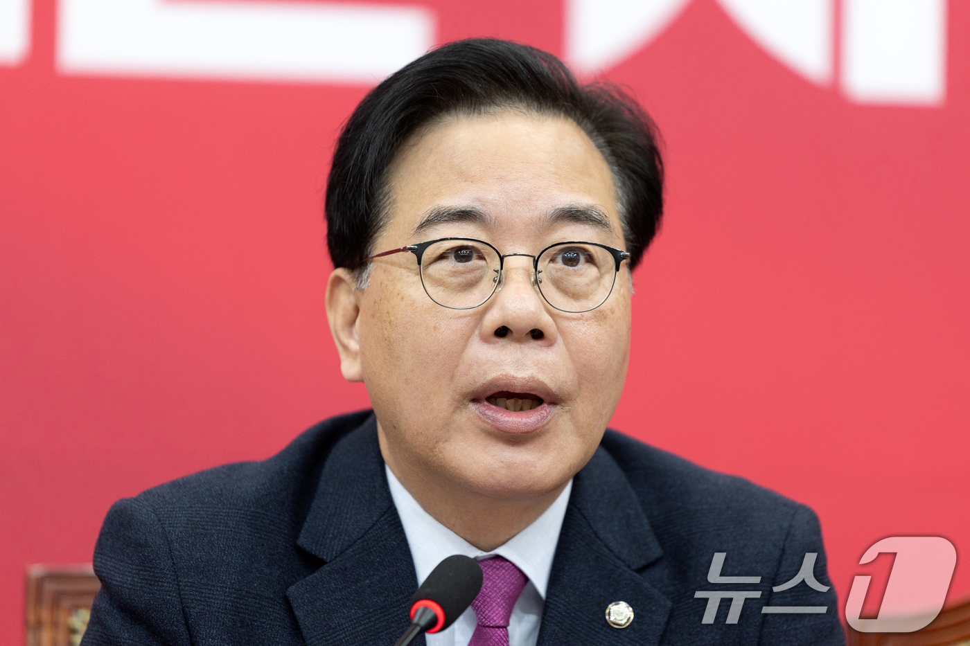 (서울=뉴스1) 이승배 기자 = 송언석 국민의힘 원내대표가 20일 서울 여의도 국회에서 열린 원내대책회의에서 모두발언하고 있다. 2026.1.20/뉴스1