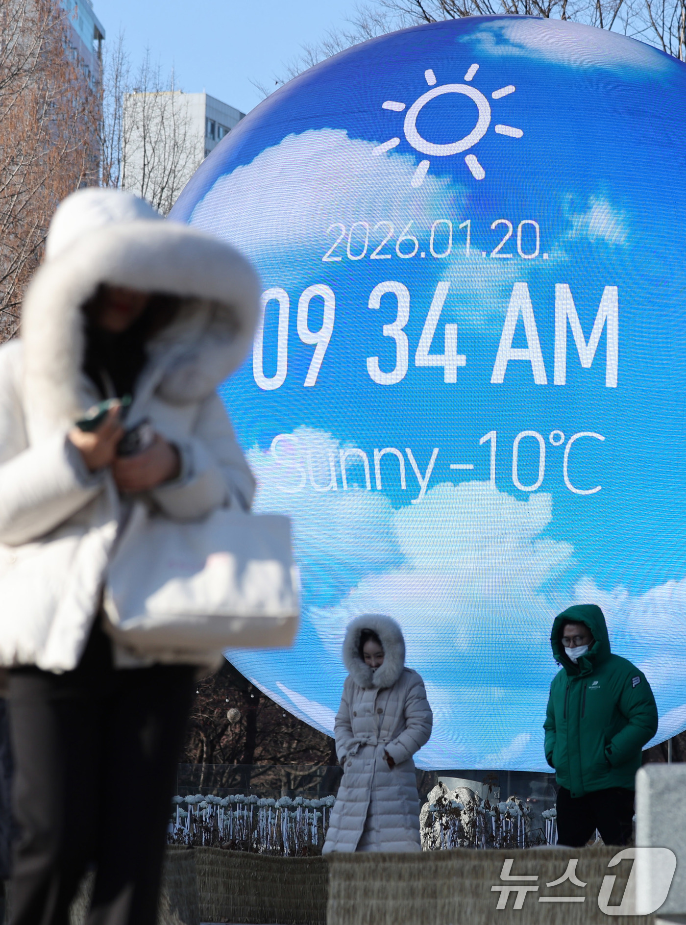 (서울=뉴스1) 박지혜 기자 = 20일 서울 송파구 미디어아트 조형물인 ‘더 스피어’에 표시된 실시간 온도가 영하 10도를 나타내고 있다.기상청은 당분간 북쪽에서 찬 공기가 내려오 …