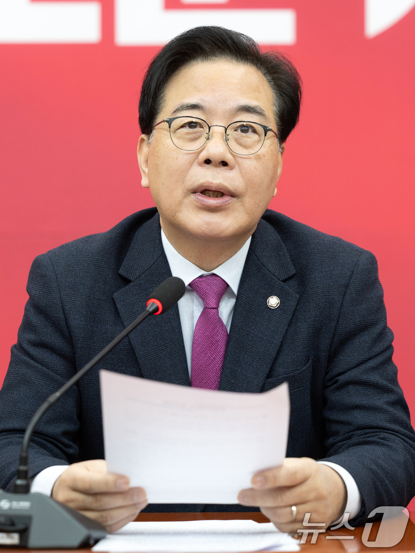 (서울=뉴스1) 이승배 기자 = 송언석 국민의힘 원내대표가 20일 서울 여의도 국회에서 열린 원내대책회의에서 모두발언하고 있다. 2026.1.20/뉴스1