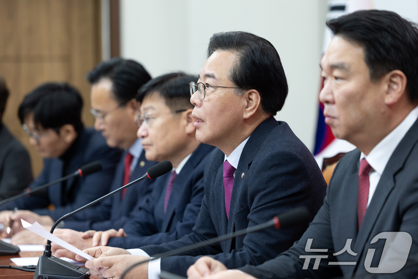 (서울=뉴스1) 이승배 기자 = 송언석 국민의힘 원내대표가 20일 서울 여의도 국회에서 열린 원내대책회의에서 모두발언하고 있다. 2026.1.20/뉴스1