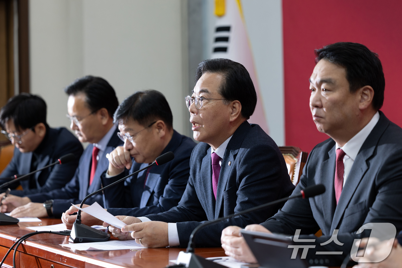 (서울=뉴스1) 이승배 기자 = 송언석 국민의힘 원내대표가 20일 서울 여의도 국회에서 열린 원내대책회의에서 모두발언하고 있다. 2026.1.20/뉴스1