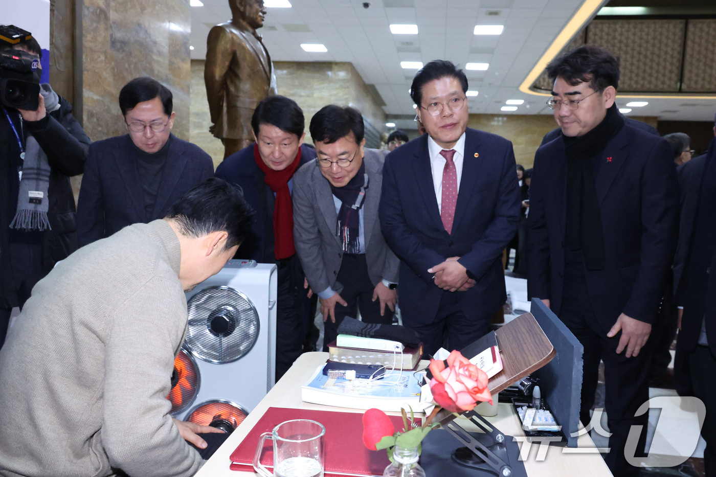 (서울=뉴스1) 신웅수 기자 = 장동혁 국민의힘 대표가 20일 서울 여의도 국회 단식  농성장을 찾은 국민의힘 소장파 모임 '대안과 미래' 소속 의원들과 인사하고 있다. 2026. …