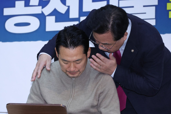 귀엣말 나누는 장동혁·송언석