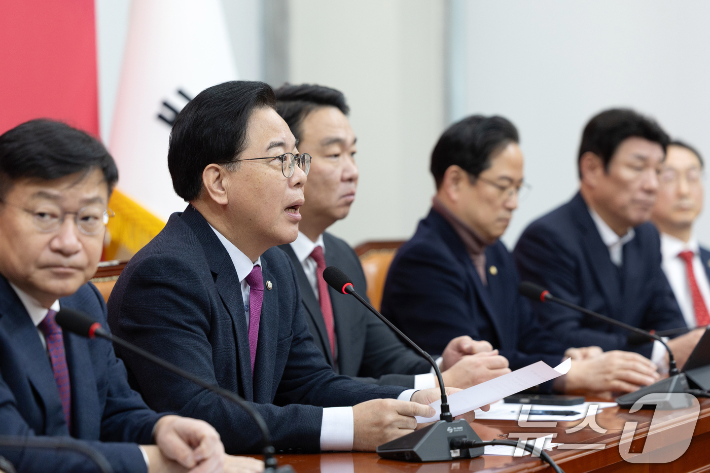 (서울=뉴스1) 이승배 기자 = 송언석 국민의힘 원내대표가 20일 서울 여의도 국회에서 열린 원내대책회의에서 모두발언하고 있다. 2026.1.20/뉴스1