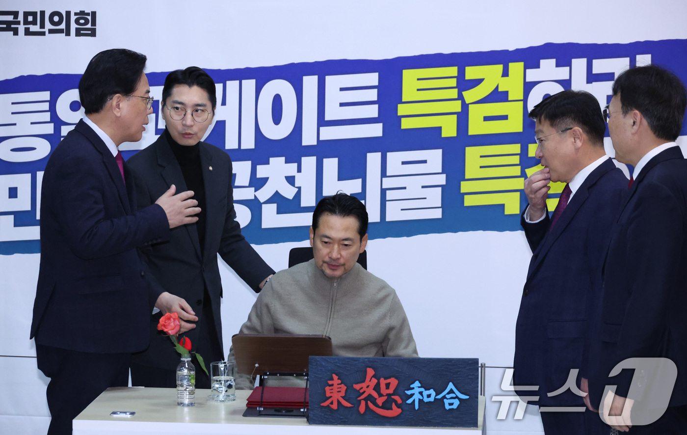(서울=뉴스1) 신웅수 기자 = 장동혁 국민의힘 대표가 20일 서울 여의도 국회 단식 농성장에서 송언석 원내대표 등과 대화하고 있다. 2026.1.20/뉴스1