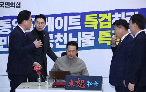 대화나누는 장동혁 대표