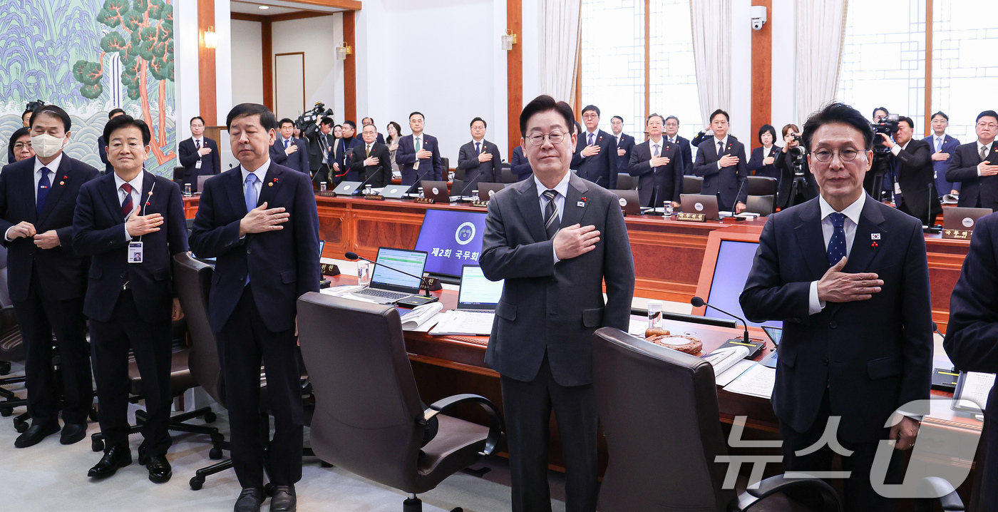 (서울=뉴스1) 허경 기자 = 이재명 대통령이 20일 청와대에서 열린 국무회의에서 국민의례를 하고 있다.  2026.1.20/뉴스1