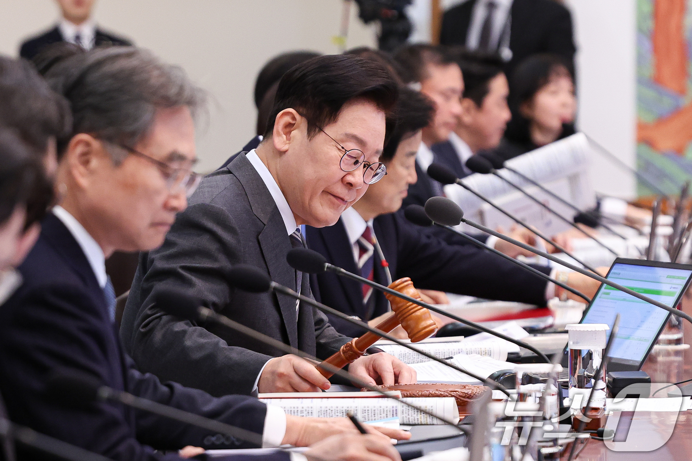 (서울=뉴스1) 허경 기자 = 이재명 대통령이 20일 청와대에서 열린 국무회의에서 의사봉을 두드리고 있다. 2026.1.20/뉴스1