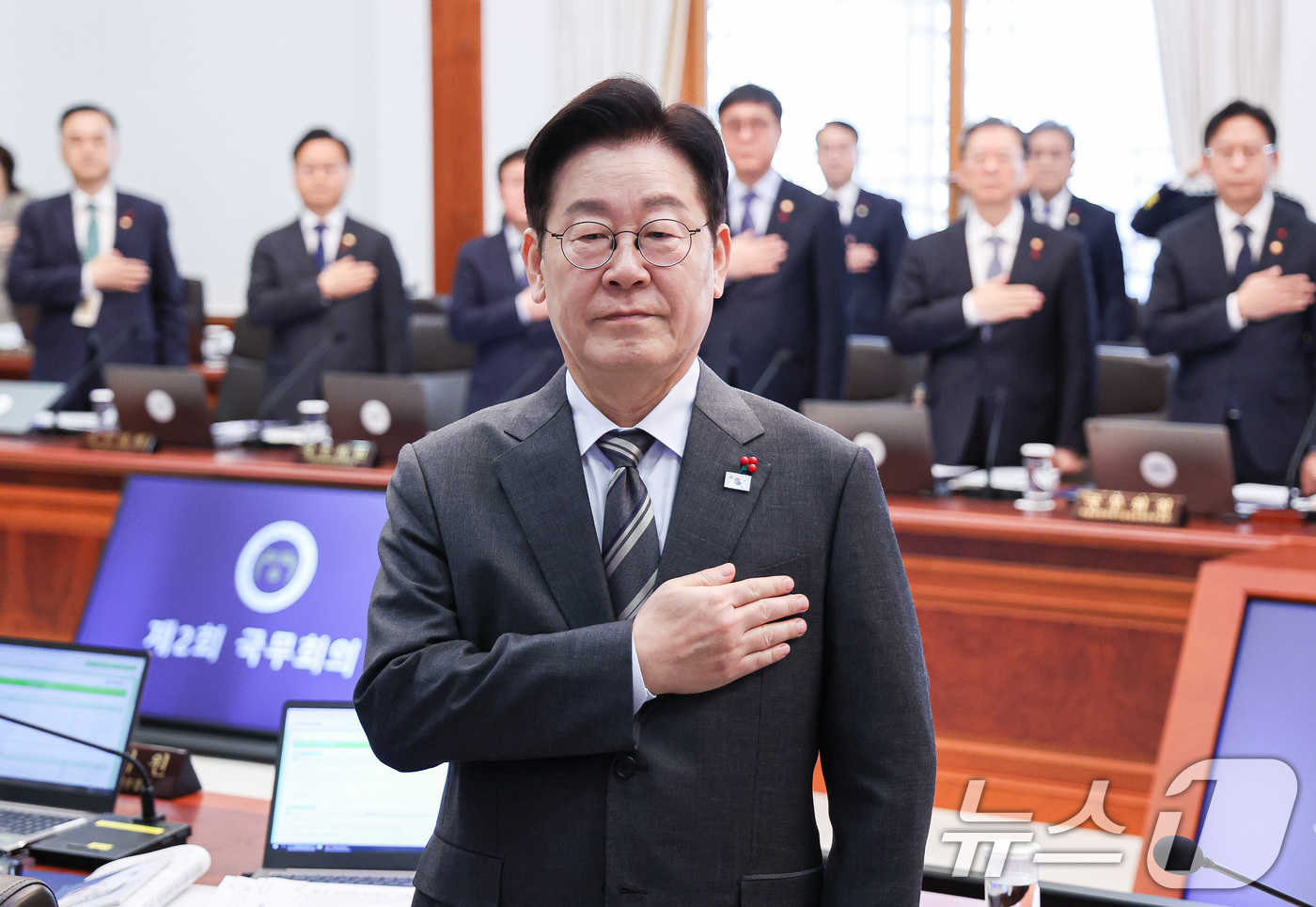 (서울=뉴스1) 허경 기자 = 이재명 대통령이 20일 청와대에서 열린 국무회의에서 국민의례를 하고 있다.  2026.1.20/뉴스1