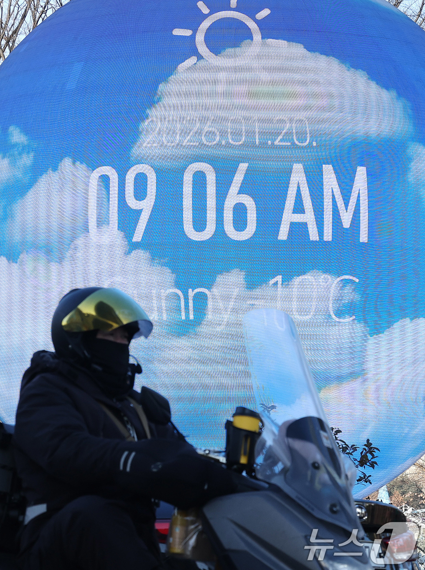 (서울=뉴스1) 박지혜 기자 = 20일 서울 송파구 미디어아트 조형물인 ‘더 스피어’에 표시된 실시간 온도가 영하 10도를 나타내고 있다.기상청은 당분간 북쪽에서 찬 공기가 내려오 …