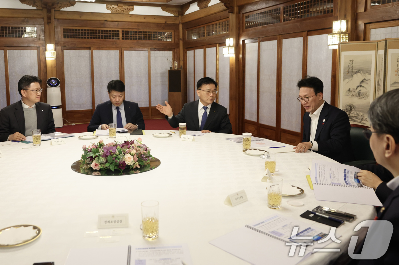 (서울=뉴스1) 임세영 기자 = 김민석 국무총리가 20일 서울 종로구 삼청동 총리공관에서 박상진 산업은행 회장과 경제현안 관련 간담회를 갖고 있다. (총리실 제공. 재판매 및 DB …