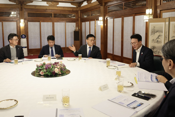 김민석 국무총리, 박상진 산업은행 회장과 경제현안 관련 간담회