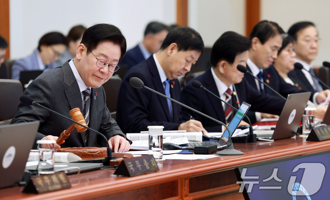 (서울=뉴스1) 허경 기자 = 이재명 대통령이 20일 청와대에서 열린 국무회의에서 의사봉을 두드리고 있다. 2026.1.20/뉴스1