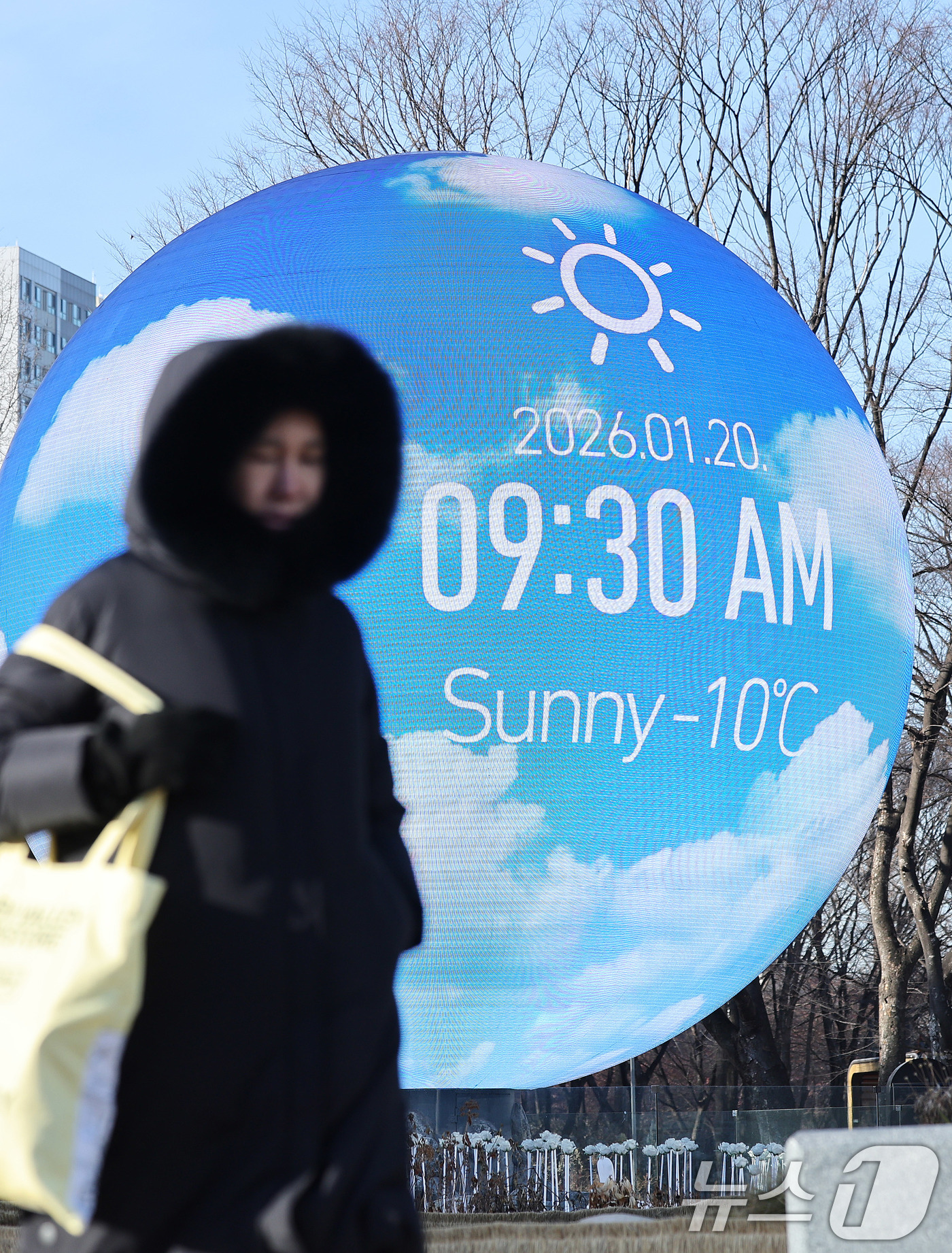 (서울=뉴스1) 박지혜 기자 = 20일 서울 송파구 미디어아트 조형물인 ‘더 스피어’에 표시된 실시간 온도가 영하 10도를 나타내고 있다.기상청은 당분간 북쪽에서 찬 공기가 내려오 …