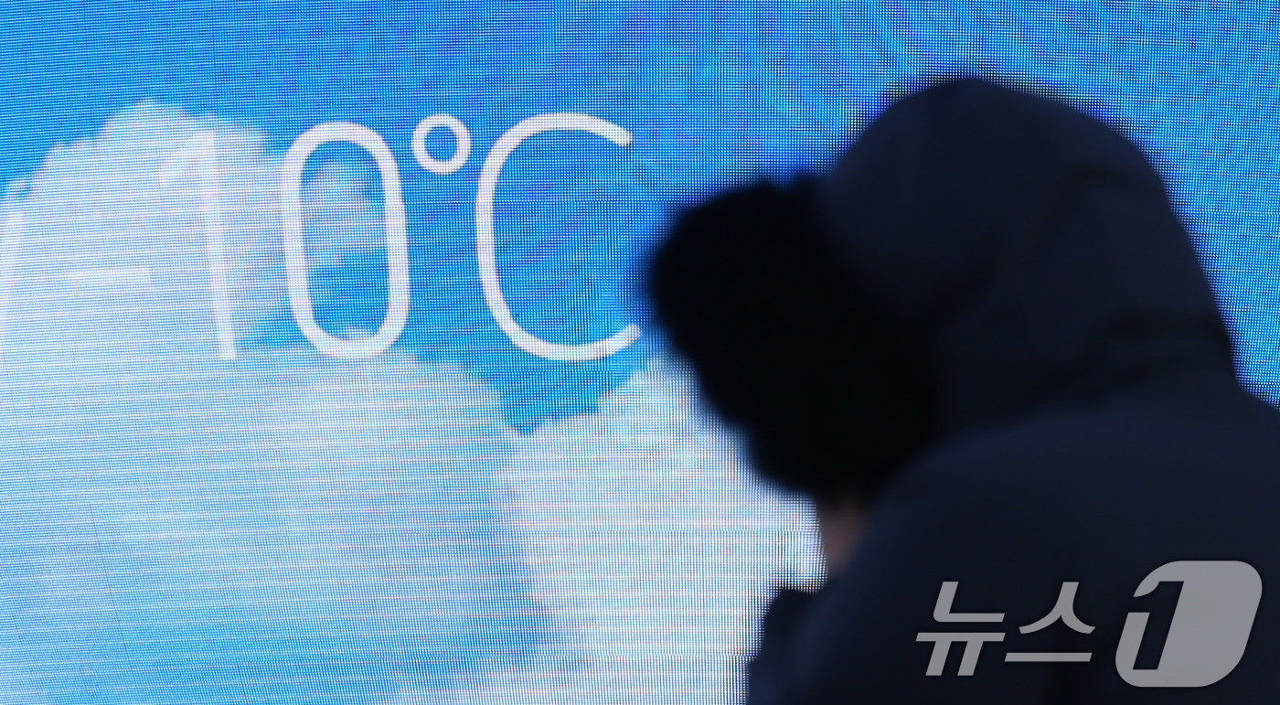 (서울=뉴스1) 박지혜 기자 = 20일 서울 송파구 미디어아트 조형물인 ‘더 스피어’에 표시된 실시간 온도가 영하 10도를 나타내고 있다.기상청은 당분간 북쪽에서 찬 공기가 내려오 …