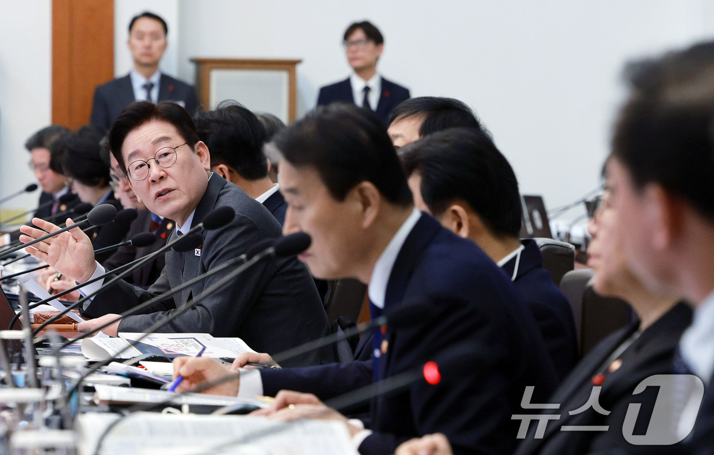 (서울=뉴스1) 허경 기자 = 이재명 대통령이 20일 청와대에서 열린 국무회의에서 김종철 방송미디어통신위원장에게 질문하고 있다. 2026.1.20/뉴스1