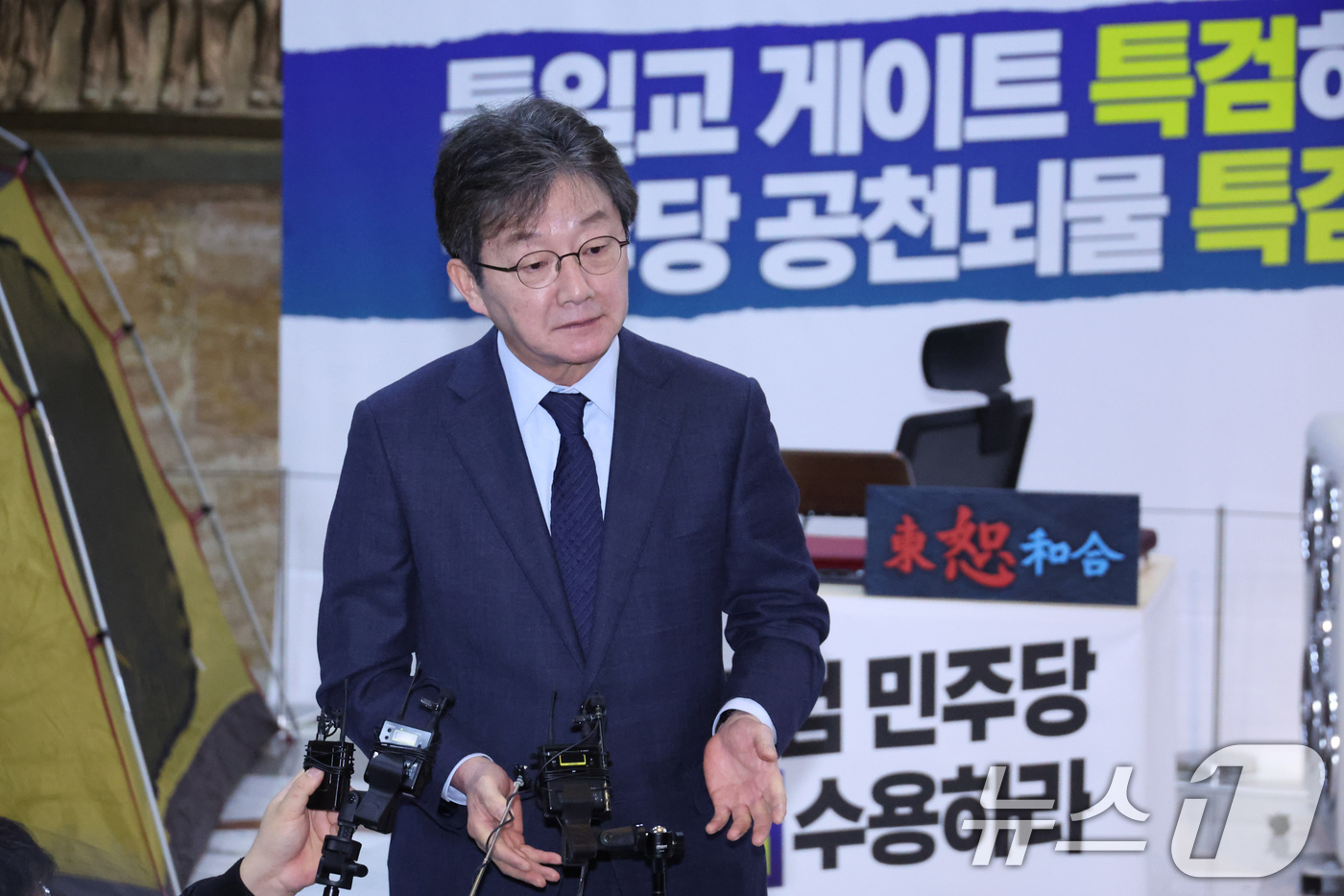 (서울=뉴스1) 신웅수 기자 = 유승민 전 의원이 20일 서울 여의도 국회에서 장동혁 국민의힘 대표 단식농성장을 방문한 후 취재진의 질의에 답변하고 있다. 2026.1.20/뉴스1 …