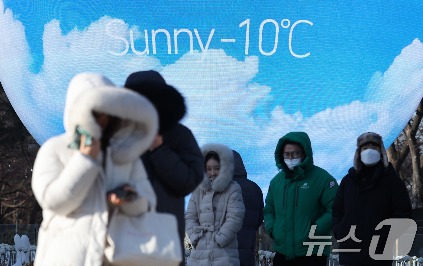 (서울=뉴스1) 박지혜 기자 = 20일 서울 송파구 미디어아트 조형물인 ‘더 스피어’에 표시된 실시간 온도가 영하 10도를 나타내고 있다.기상청은 당분간 북쪽에서 찬 공기가 내려오 …