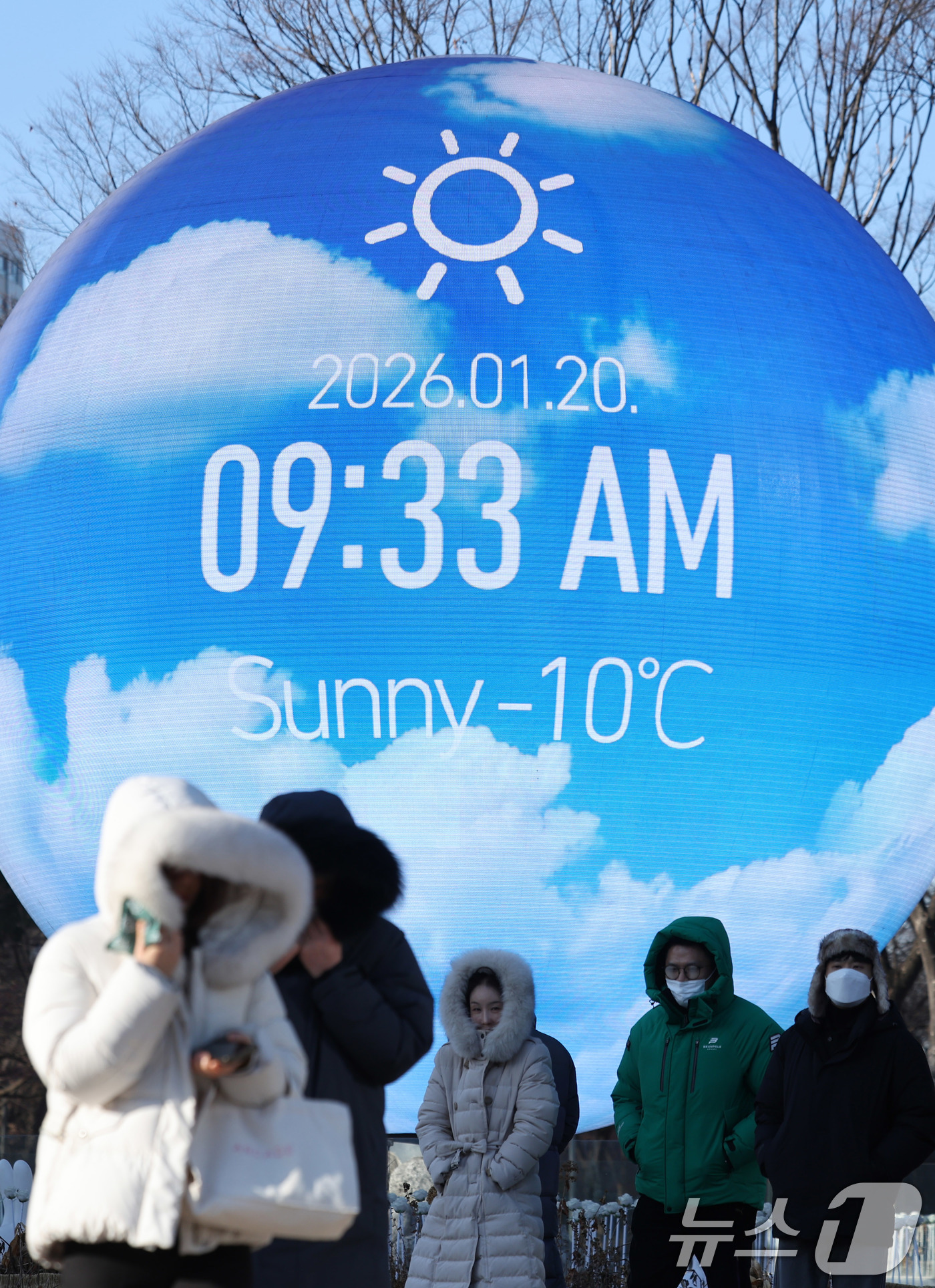(서울=뉴스1) 박지혜 기자 = 20일 서울 송파구 미디어아트 조형물인 ‘더 스피어’에 표시된 실시간 온도가 영하 10도를 나타내고 있다.기상청은 당분간 북쪽에서 찬 공기가 내려오 …
