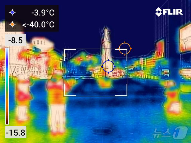 (서울=뉴스1) 김진환 기자 = 절기상 대한(大寒)인 20일 오전 서울 광화문광장이 한산한 모습을 보이고 있다. 열화상카메라는 온도가 높을수록 붉은색으로 나타나며 상대적으로 온도가 …