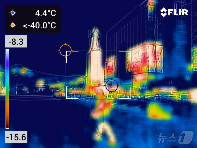 (서울=뉴스1) 김진환 기자 = 절기상 대한(大寒)인 20일 오전 서울 광화문광장이 한산한 모습을 보이고 있다. 열화상카메라는 온도가 높을수록 붉은색으로 나타나며 상대적으로 온도가 …