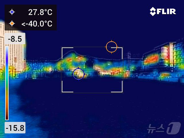 (서울=뉴스1) 김진환 기자 = 절기상 대한(大寒)인 20일 오전 서울 광화문광장이 한산한 모습을 보이고 있다. 열화상카메라는 온도가 높을수록 붉은색으로 나타나며 상대적으로 온도가 …